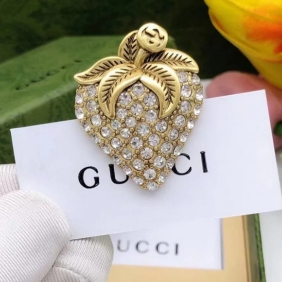 GG Strawberry Brooch 🍓 - Picture 6 of 14